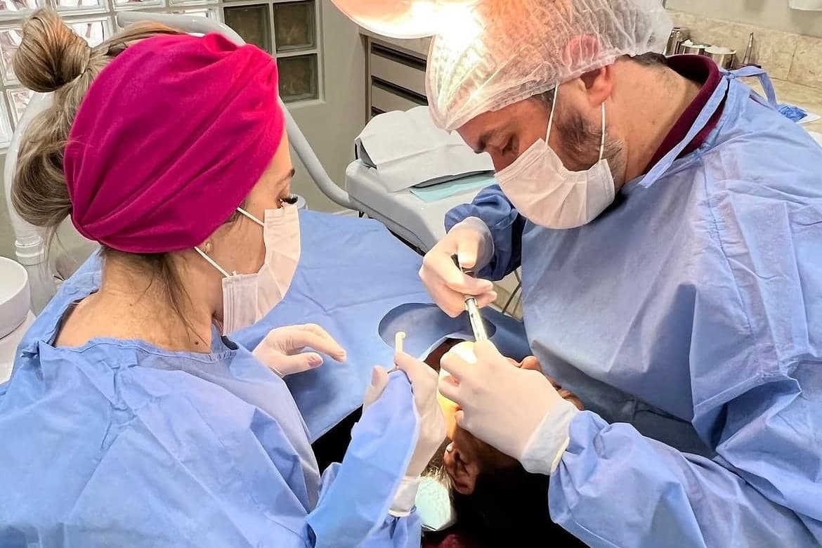 Equipe da OralClin durante um procedimento cirúrgico na clínica