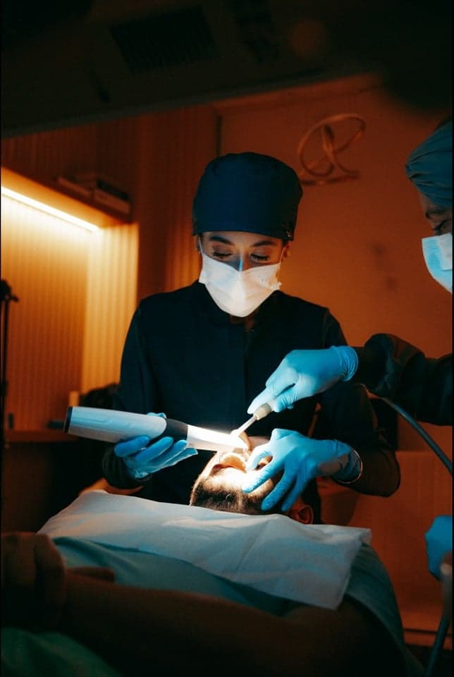 Dra. Taliane realizando um procedimento na OralClin, em Itapoá