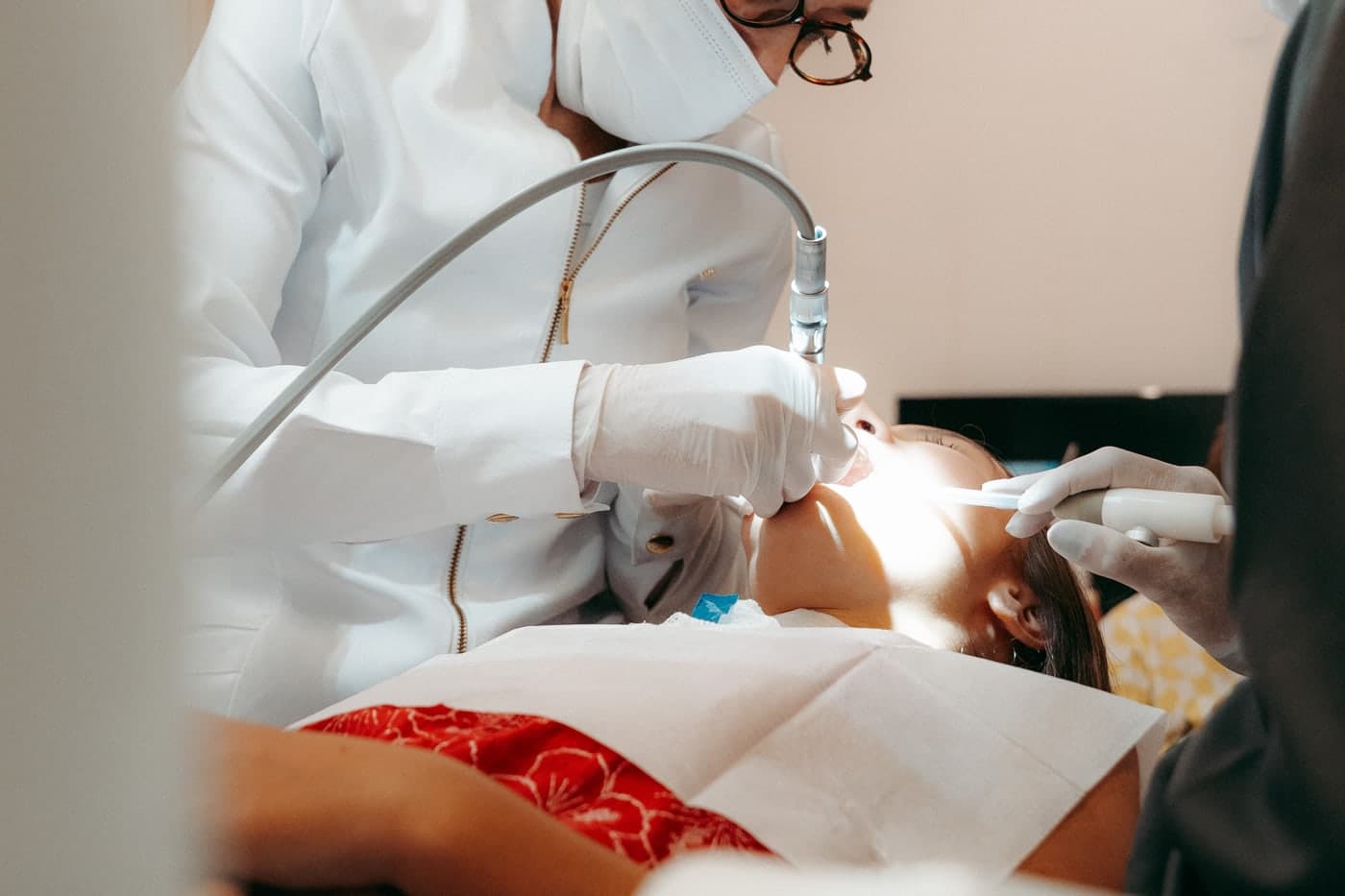Equipe da OralClin durante um atendimento na clínica